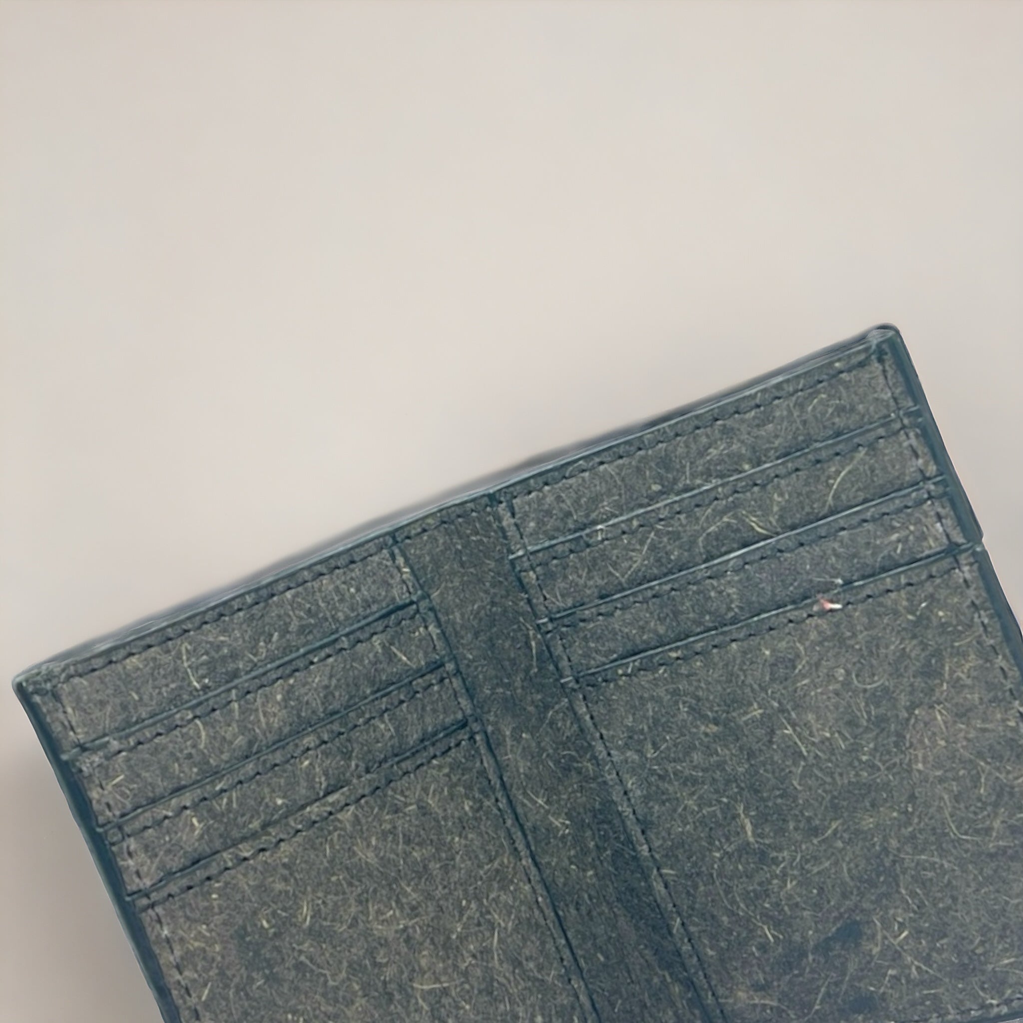 BiFold-Kartenetui aus Kokosnussleder – Dunkelgrau-2