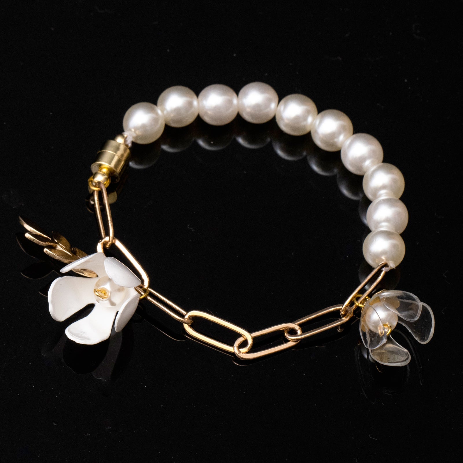 Elegantes Blumenarmband mit weißen Perlen - Elegant White Pearl Floral Bracelet-2