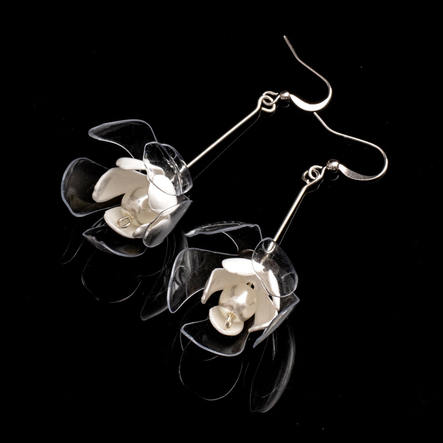 Klare und weiße Doppelblumen-Tropfenohrringe - Clear & White Double-Flower Drop Earrings-7