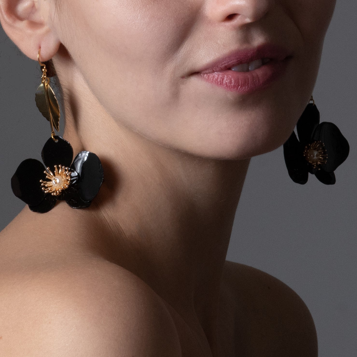 Schmetterling-Orchideen-Tropfenohrringe – Schwarz - Butterfly Orchid Drop Earrings - Black-1