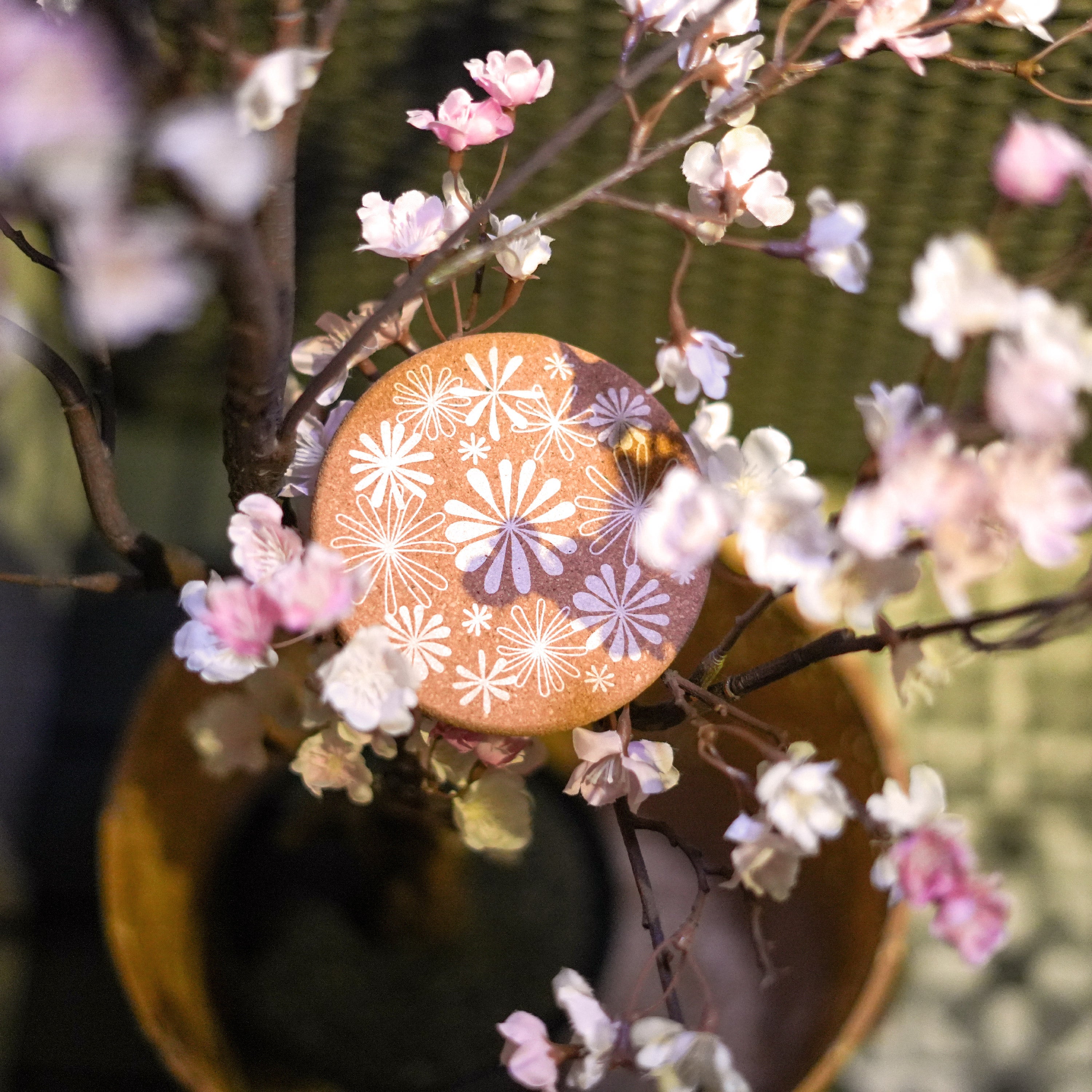 Blossom - Schwarz-weißes Untersetzer-Set aus Kork mit Blumenmuster-4