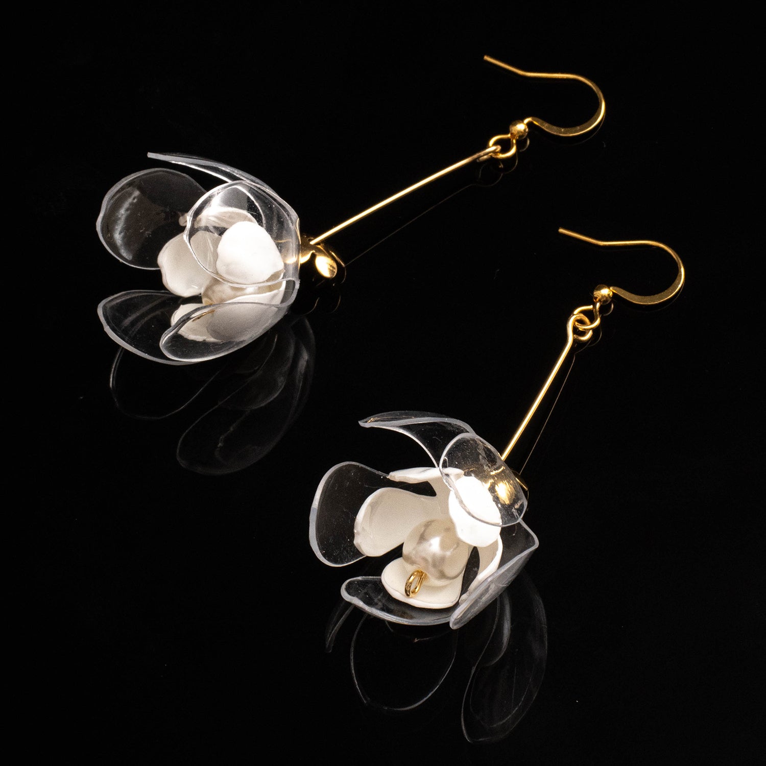 Klare und weiße Doppelblumen-Tropfenohrringe - Clear & White Double-Flower Drop Earrings-6